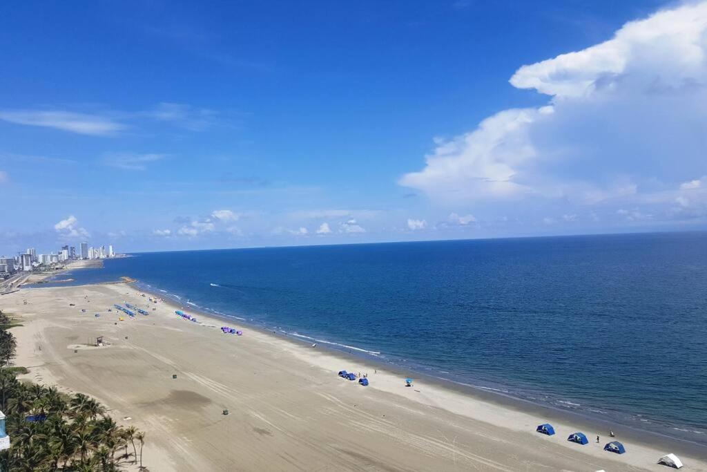 Morros Junto Al Americas Edificio Salida A Playa Cartagena