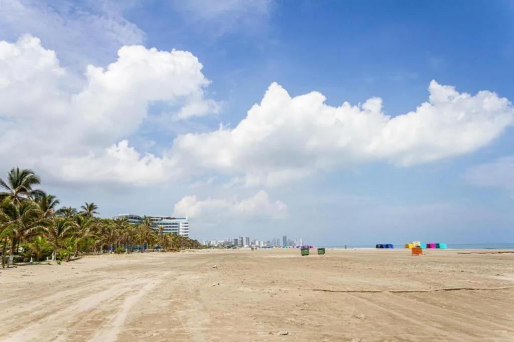 Morros Junto Al Americas Edificio Salida A Playa